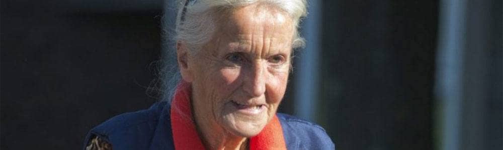 donna che va a tutti i funerali