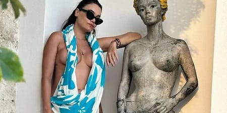 La-foto-di-Romina-Carrisi-seminuda-vicino-la-statua-della-nonna