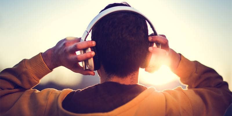 Battiti binaurali, suoni presenti su YouTube e Spotify che danno gli stessi effetti psichedelici degli allucinogeni