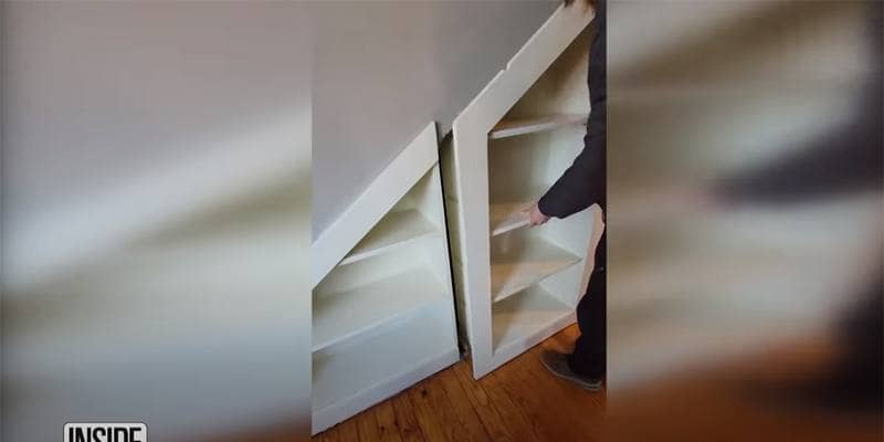 Si trasferiscono nella nuova casa e trovano una stanza segreta dietro la libreria
