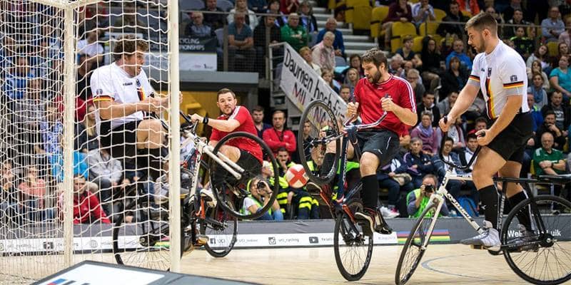 Ciclopalla, simile al calcetto ma si pratica in bici
