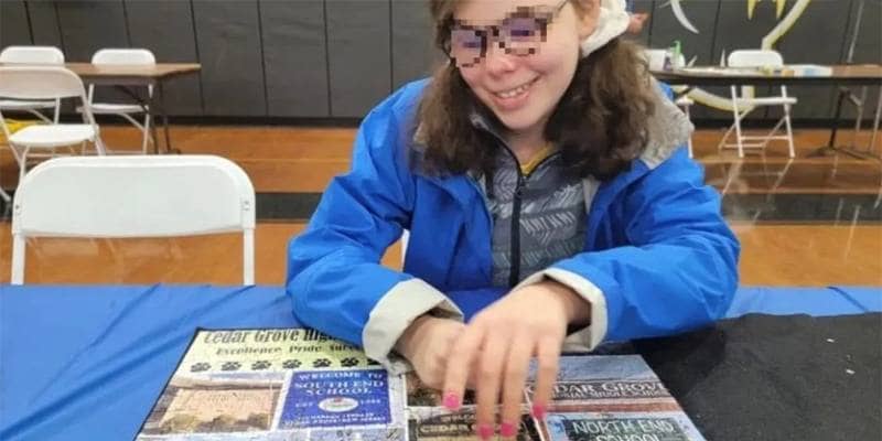 Mora Leeb, la ragazza che vive senza il lato sinistro del cervello