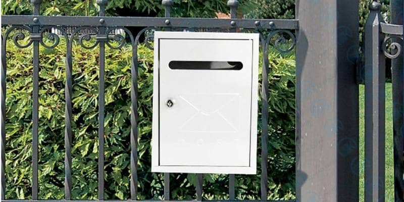 La moglie apre la posta e scopre il tradimento del marito: ha un'amante e un figlio