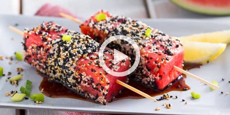 Spiedini di tonno tataki e anguria