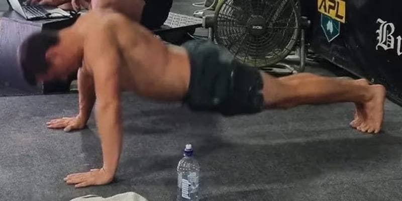 Lucas Helmke ha battuto il record mondiale di flessioni con 3.206 piegamenti in un'ora
