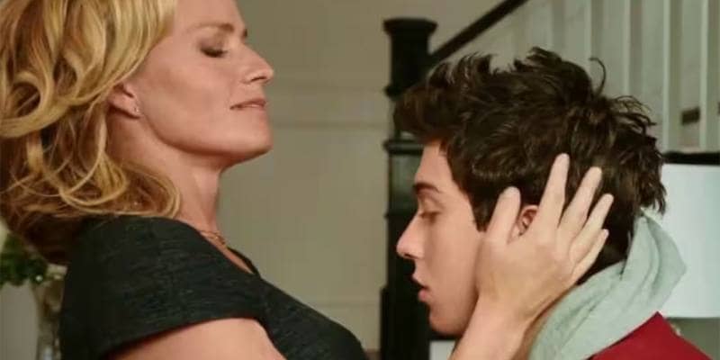 Donna di 31 anni ha un figlio da un 13enne che la chiamava mamma