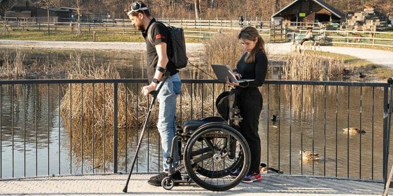 Torna a camminare grazie a un ponte digitale fra cervello e midollo spinale