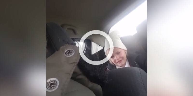 Bimba piange disperata per aver perso il cappello (che ha in testa)