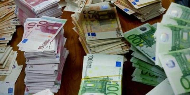 La banca le accredita per errore 50mila euro e lei trova il modo per non restituirli