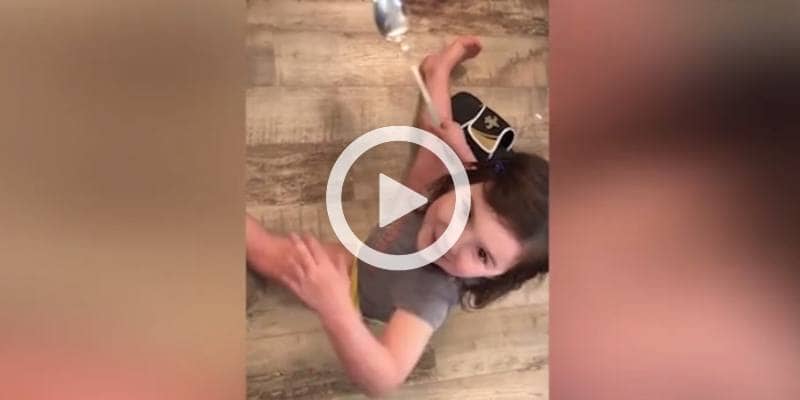 La bimba non ha apprezzato per niente lo scherzetto del papà