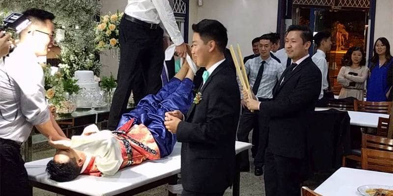 In Corea del Sud è tradizione picchiare lo sposo al suo matrimonio