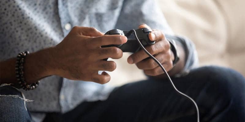 Se il marito fa i mestieri lo ripaga facendolo giocare ai videogames