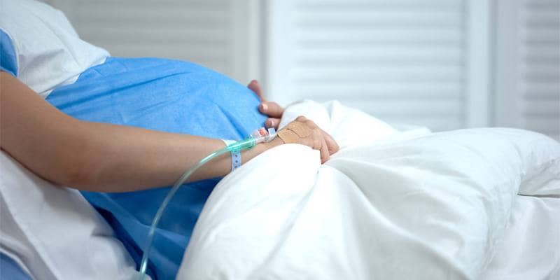 Va a partorire in ospedale e scopre che l’ostetrico è il suo ex fidanzato