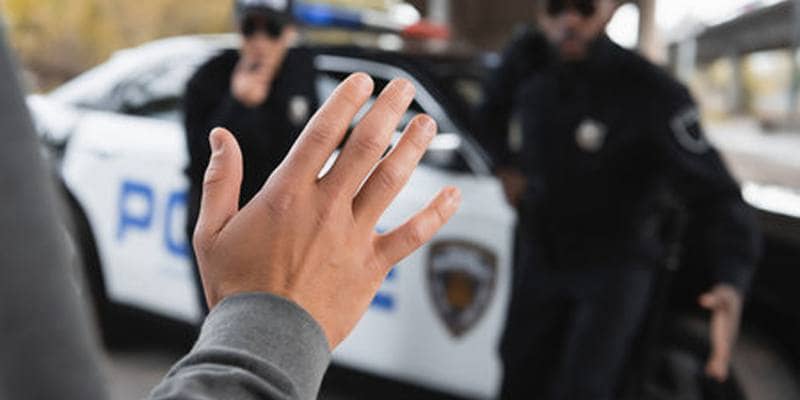 Vuole diventare agente, ma è latitante e viene arrestato