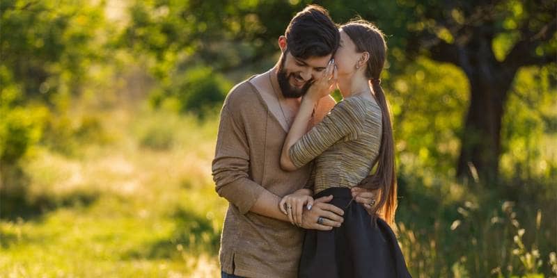 Vuoi sussurrare parole d'amore al tuo partner? Devi farlo nel suo orecchio sinistro