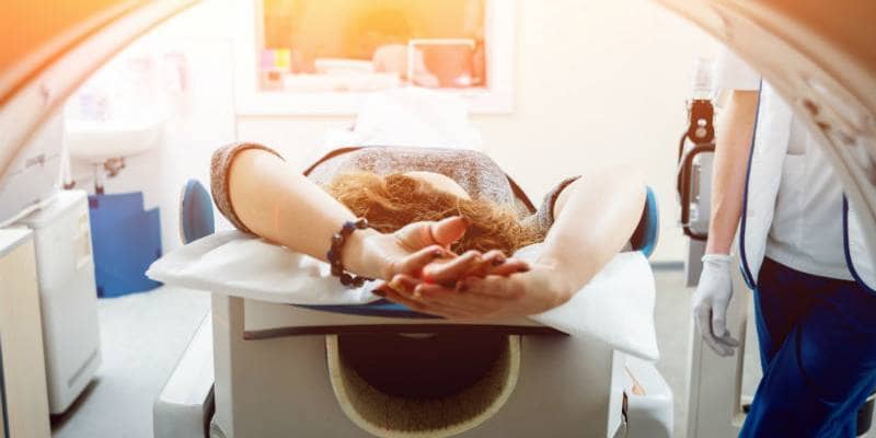 Fa la risonanza magnetica con una pistola, parte un colpo e resta ferita alla sedere
