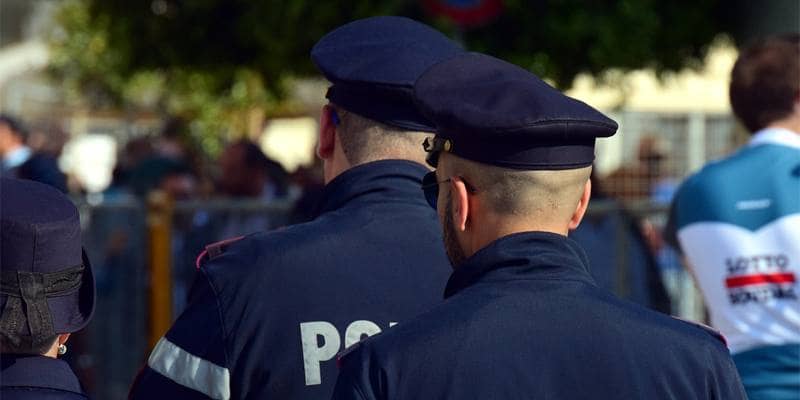 Dire bugie alla polizia senza essere indagati è reato
