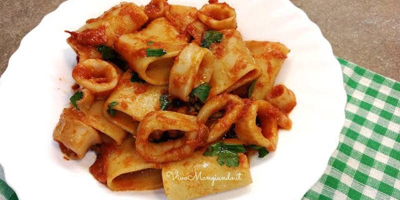 Paccheri al sugo di calamari (VIDEO RICETTA)