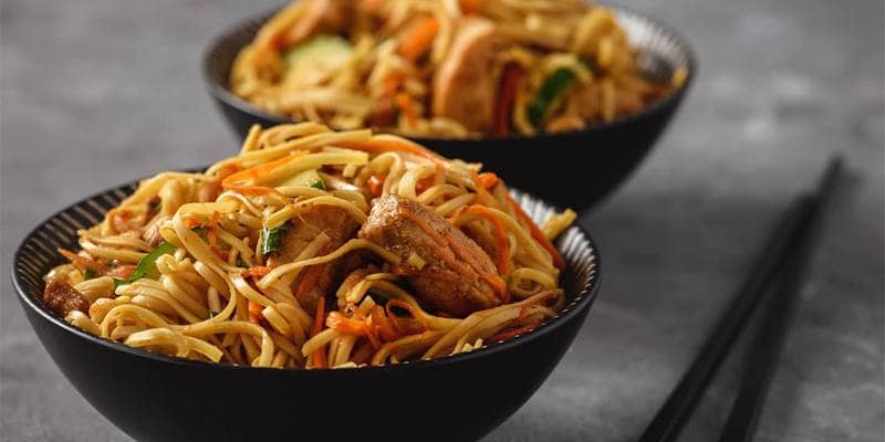 Spaghetti di riso con carne e verdure (VIDEO RICETTA)