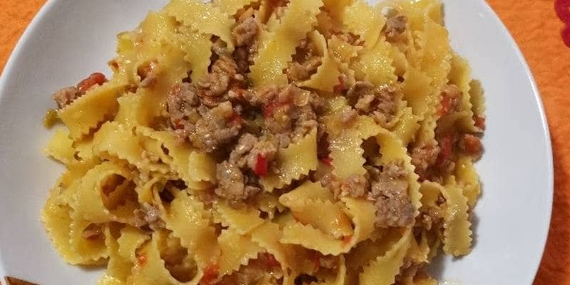 Pappardelle rustiche con salsiccia e porri (VIDEO RICETTA)