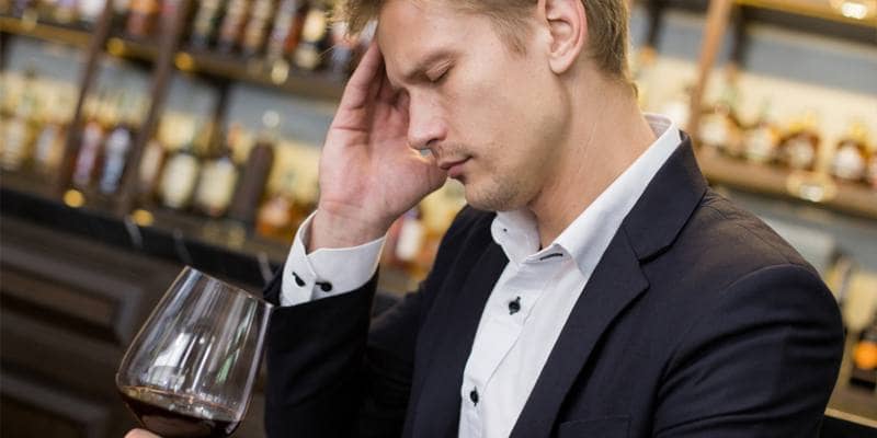 Perché ad alcune persone il vino rosso fa venire il mal di testa?