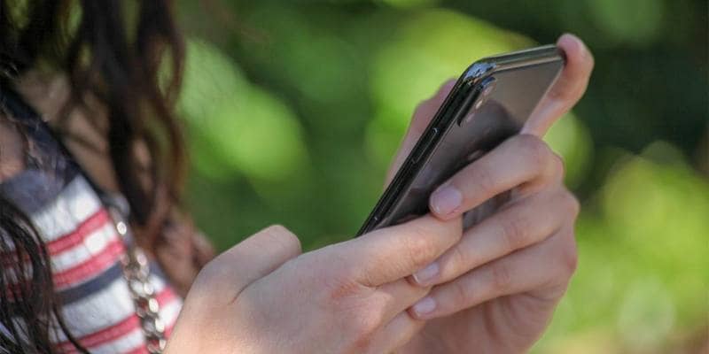 Le mie figlie 13enni sono diverse quando non usano il cellulare. Ho dato loro regole ferree: serve per contattarci, non per divertimento