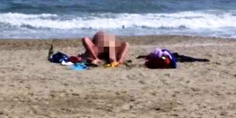 Gli amanti (entrambi sposati) fanno sesso sulla spiaggia nudista e vengono sorpresi dallo zio