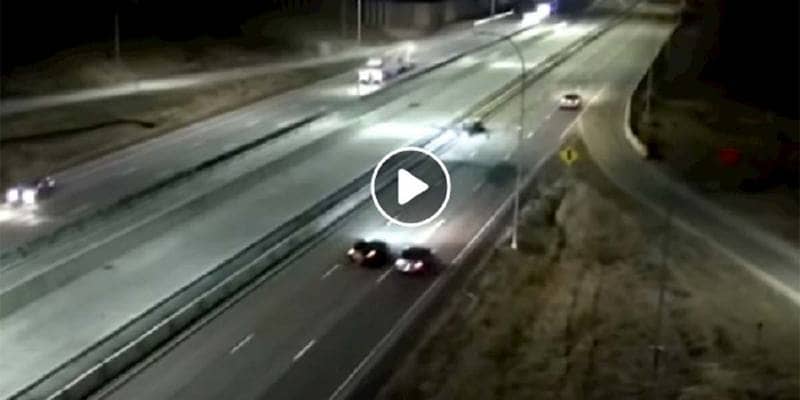 Aereo costretto ad atterraggio d'emergenza in autostrada