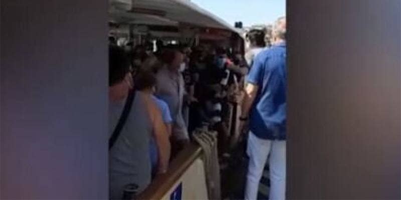 Si toglie la mascherina nel vaporetto strapieno e viene preso a pugni