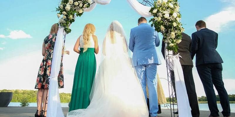 Il testimone si dichiara alla sposa il giorno del suo matrimonio