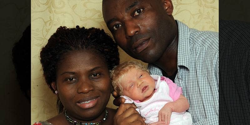 La coppia di colore che ha dato alla luce una bimba bianca con gli occhi azzurri