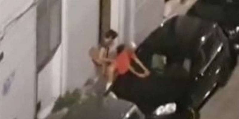 Una coppia di amanti pizzicati a fa sesso in strada