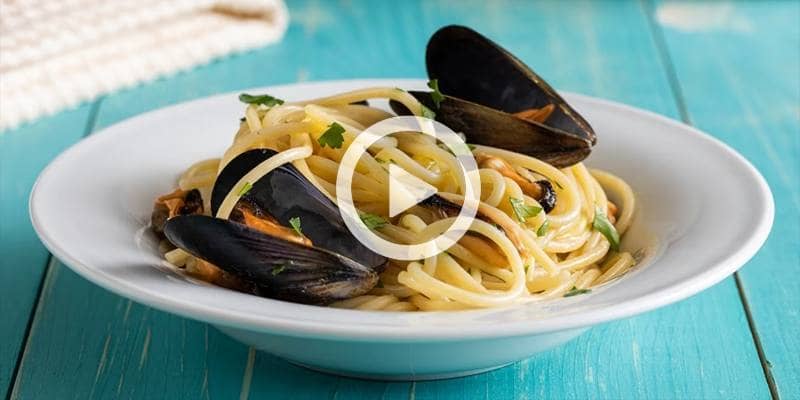 Spaghetti con le cozze (VIDEO RICETTA)