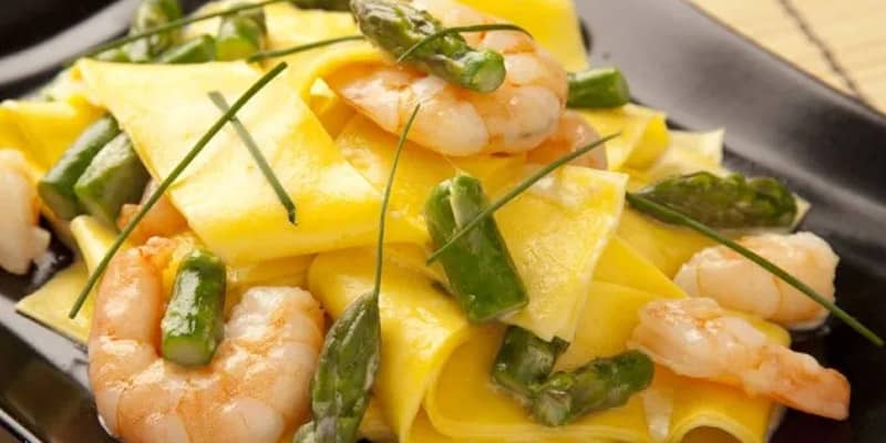Pappardelle agli asparagi e gamberi (VIDEO RICETTA)