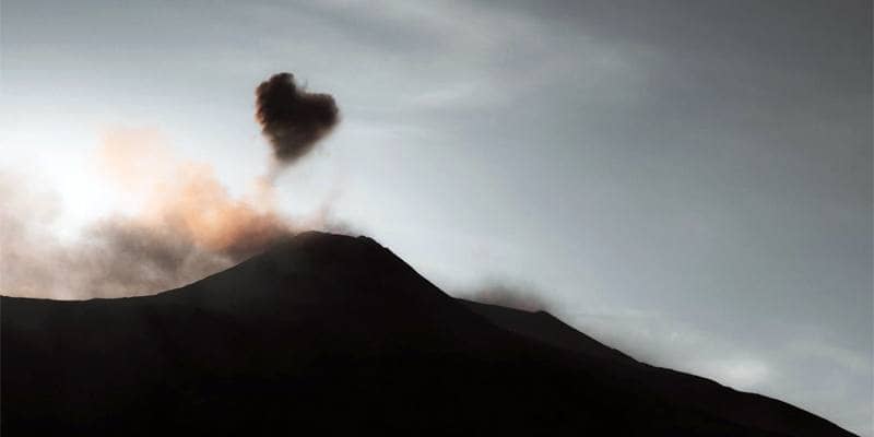 La nuvola a forma di cuore che fuoriesce dall'Etna