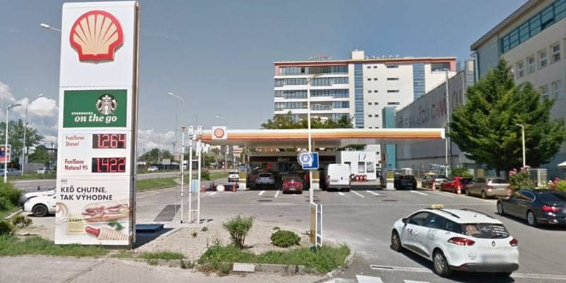 Per trattenere il ladro la ragazza gli pratica sesso orale