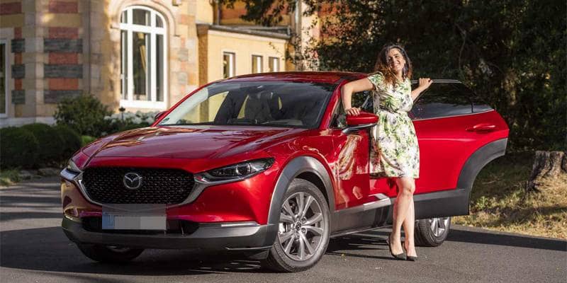 Taglia le gomme a oltre 1.000 auto per conoscere le donne che le guidavano