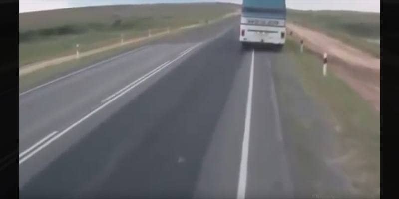 Un Bus si ferma all'improvviso. Quello che succede nell'altra corsia ti lascerà a bocca aperta