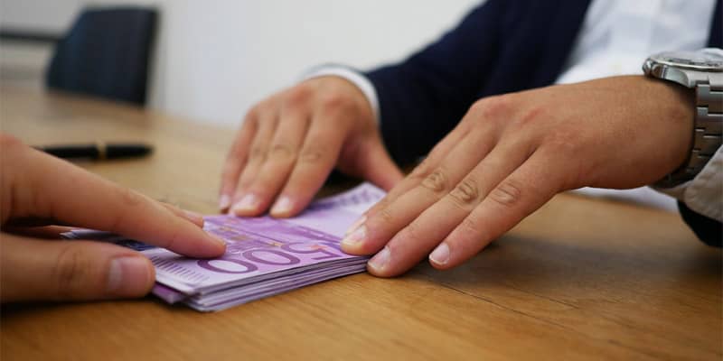 Un uomo ha restituito dopo 50 anni un prestito di un milione di lire ricevuto da un amico (mantenendo la promessa fatta con una stretta di mano)