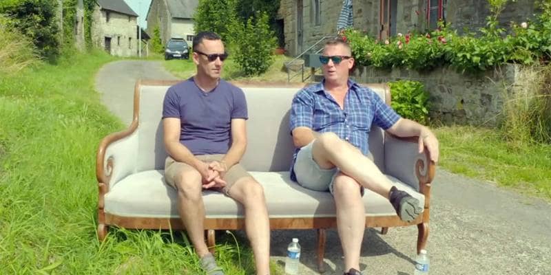 Non possono permettersi una casa in Inghilterra e comprano un intero villaggio in Francia