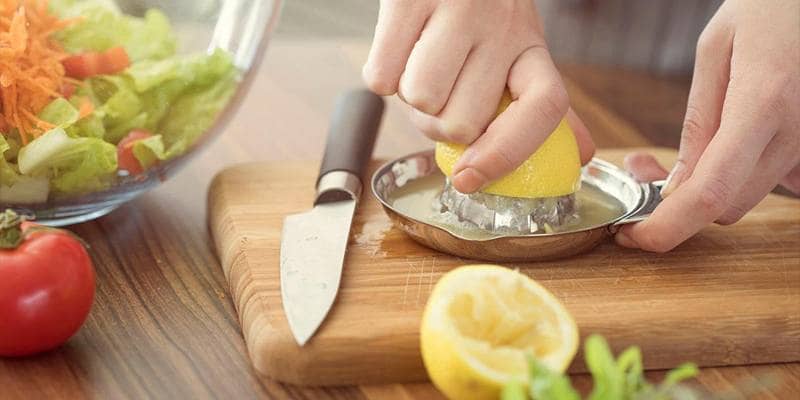 Come spremere un limone nel modo giusto per ricavare più succo
