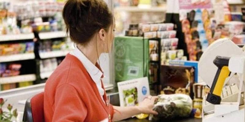 Guarda la cassiera del supermercato e la moglie le fa sbattere la testa contro il monitor