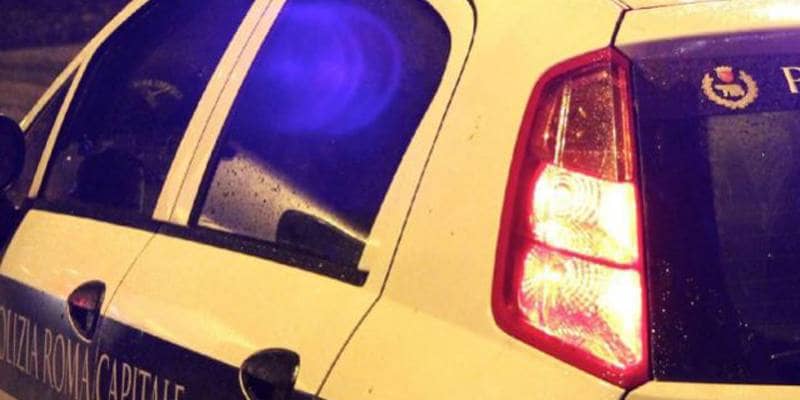Vigili fanno sesso nell'auto di servizio e dimenticano la radio accesa