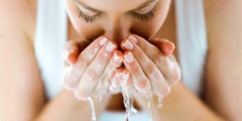 Quante volte al giorno bisogna lavare il viso?