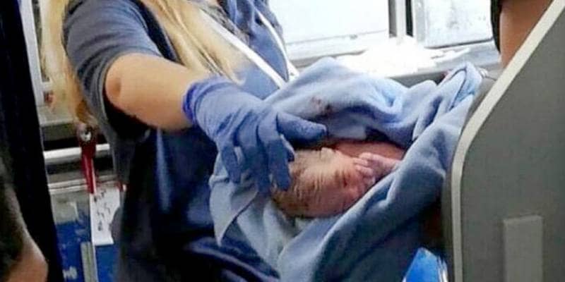 La donna che ha partorito sull'aereo durante il volo
