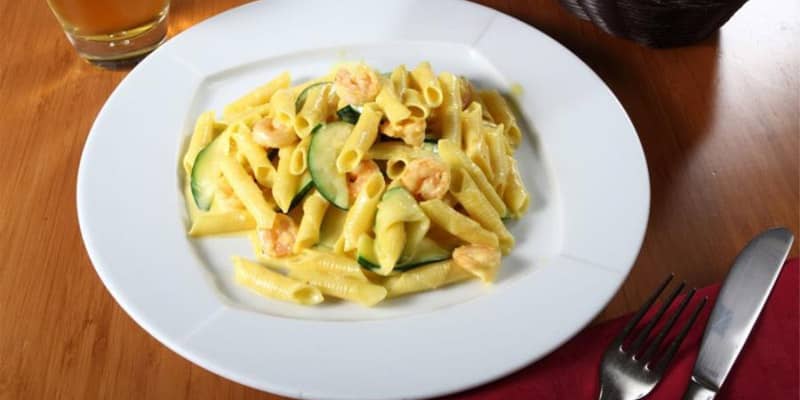 Garganelli con pesto di zucchine e gamberetti (VIDEO RICETTA)