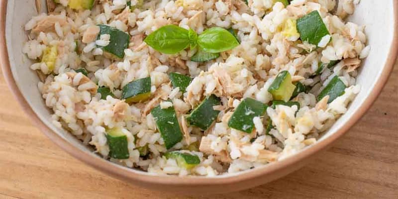 Riso freddo con tonno, zucchine e limone (VIDEO RICETTA)