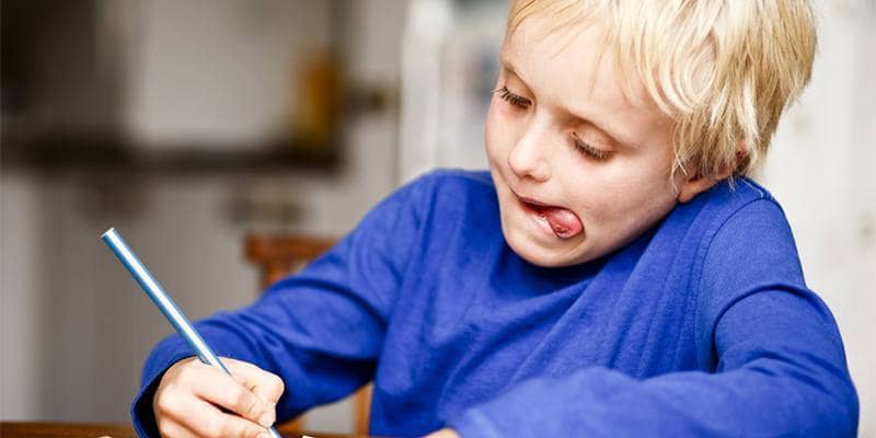Perché tiriamo fuori la lingua quando siamo concentrati?