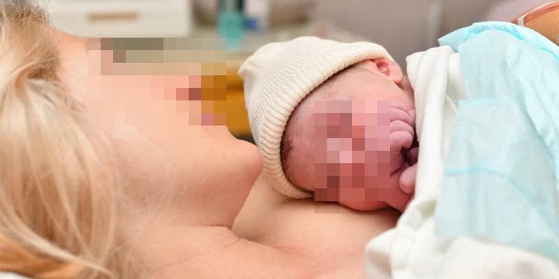 Aiuta l'amica a partorire e scopre che il bambino è figlio di suo marito