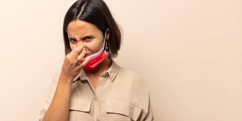 Mascherina e alito cattivo: come risolvere il problema